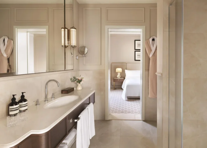 TBHCornerDeluxeSuiteBathroom_0001LighsOn-ezgif.com-jpg-to-webp-converter_
